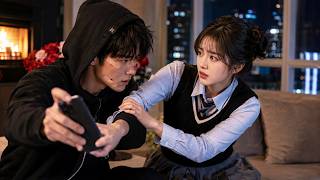 A naive female college student saves a mafia boss, and the mafia boss falls in love with her!