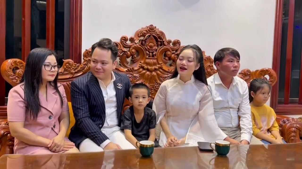 HÌNH ẢNH HIẾM HOI KHI HÀ QUỲNH NHƯ, THANH PHONG HÁT MỘC TẠI NHÀ TRƯỚC KHI ĐI DIỄN CHO CHÁU NGHE 🙃