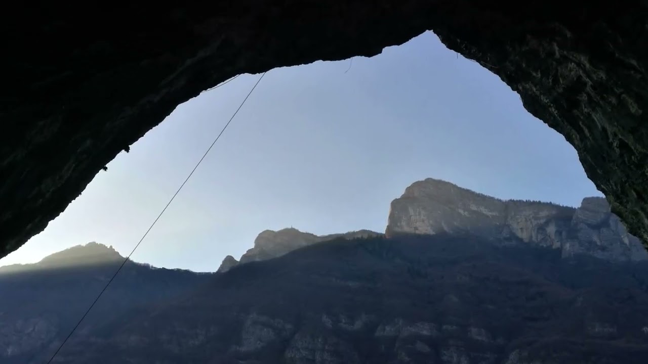 Covolo Nadal. Enorme marmitta glaciale sopra Contra' La Pria.