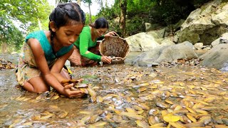 Mother and daughter pick a lot river shell in river- Cooking shell +4food of survival