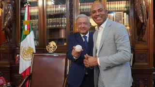 Encuentro con leyenda del béisbol en Palacio Nacional
