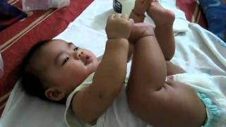09.30 - Peanut Holding Her Feet.avi
