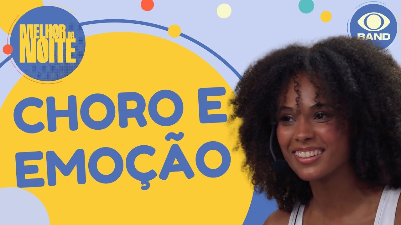 Integrante brasileira do Now United recebe a família no palco e se emociona: 