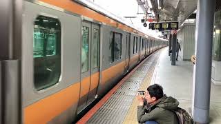 【E233系T1編成10両 グリーン車組み込みに伴う国府津車両センター送り込み回送】E233系0番台トタT1編成(トップナンバー)が新宿駅6番線を発車するシーン(回9891M)