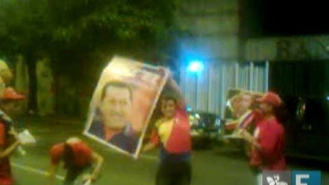 Chavistas comemoram nas ruas de Caracas