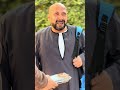 شاب يكسر بخاطر رجل فقير امام زوجته 