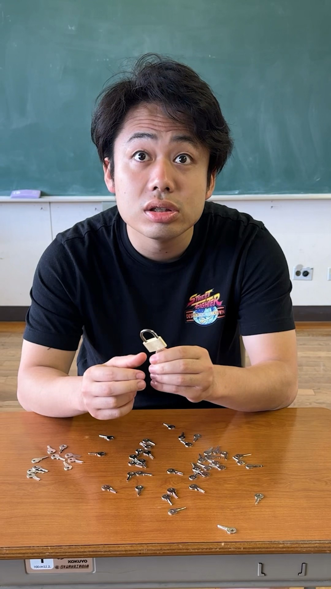 Among all the keys, find the key that opens the lock! ?3shorts