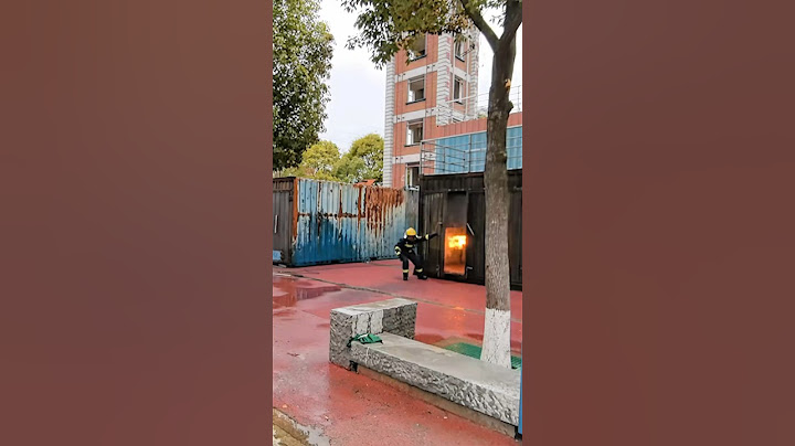 消防避险训练，消防员用“水盾”逼退烈火。这是训练，也是他们可能面对的日常