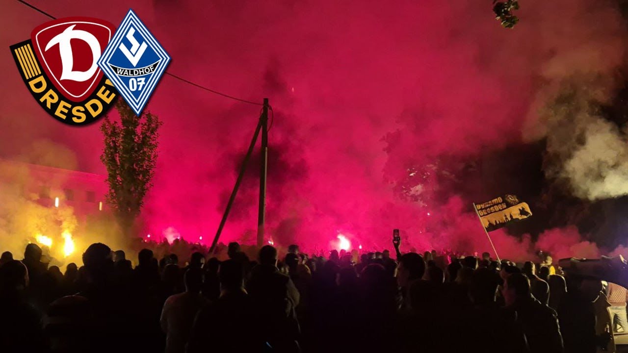 Dynamo Dresden Fans empfangen Mannschaft mit Pyro nach Aufstieg