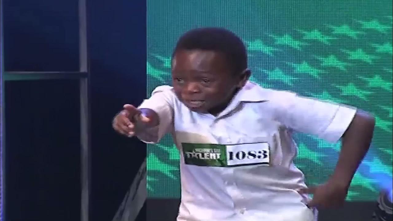 черный мальчик танцует. черный мальчик танцует. мальчик негр.