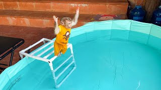 Monkey YuYu wakes up excited to bathe in the new swimming pool and...!