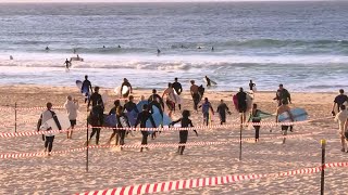 مئات راكبي الأمواج في شاطئ بونداي بيتش بعد إعادة فتحه في سيدني | AFP