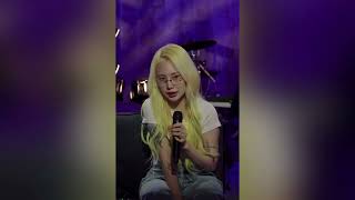 Jamie singing 3D Woman Live