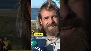 🔵 PELLETS | Voluntarios e persoal da Xunta traballan nos labores de recollida das bólas de plástico