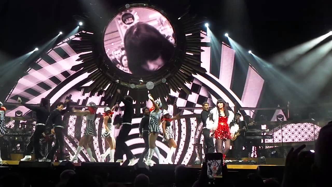 The Beat Goes On & I've Got You Babe LIVE Cher 4-28-14 Wells Fargo, Philly - YouTube