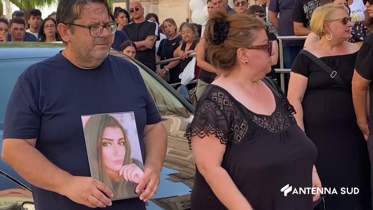 13 LUGLIO 2024   FASANO   FUNERALI DI CLELIA, PALLONCINI A ESORCIZZARE LA TRAGEDIA