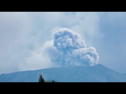 インドネシア・スマトラ島の火山噴火で登山者11人死亡、12人が行方不明