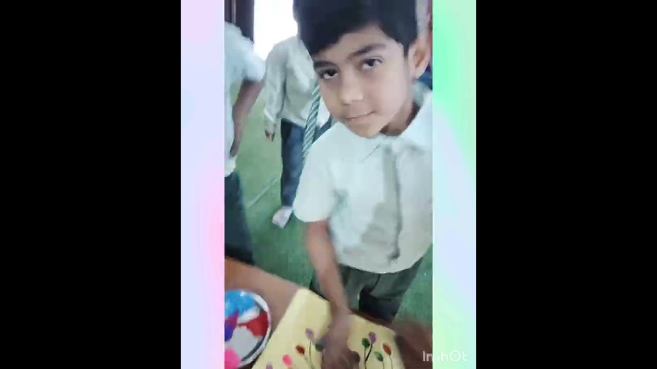 आज स्कूल में बच्चों और टीचरों के द्वारा ट्री को फिंगर से अलग अलग कलर से होली का एक्टिविटी करवाया गया