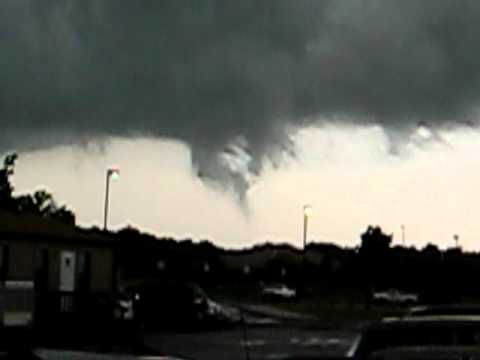 Start of small tornado in Columbia Missour May 25 2011.