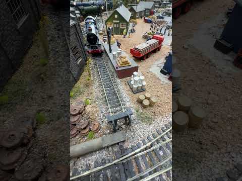 King Richard II enters the railway siding.