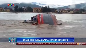 Quảng Bình: Tàu cá bị lật tại cửa biển sông Gianh | VTVWDB