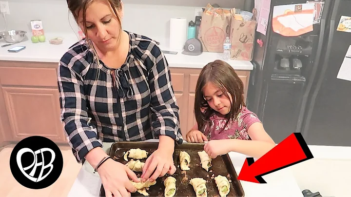 EASY OVEN BAKED APPLE PIE RECIPE | PILLSBURY CRESCENT ROLL FALL APPLE PIE BITES | COOK WITH ME