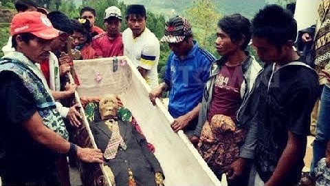 Bí ẩn phong tục ném trứng