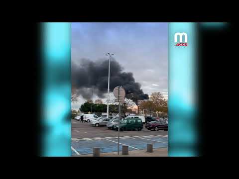 INCENDIE IMPRESSIONNANT AUX MUSICIENS (LES MUREAUX)