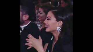 جان يامان يتحدت بالعربية بطلاقة وديميت اوزديمير ترقص على الاغاني العربية حفل تسليم الجوائز
