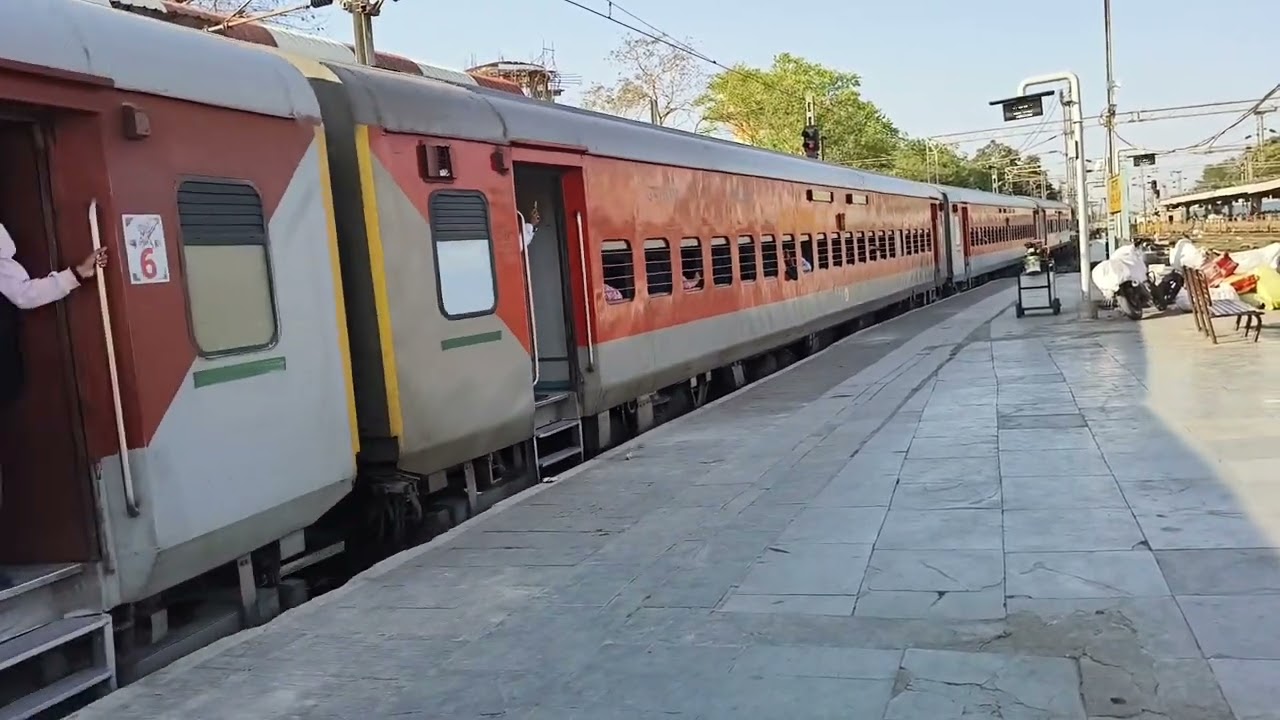 19712 Bhopal Jaipur superfast express departure at Bhopal junction 