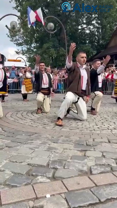 56. Międzynarodowy Festiwal Ziem Górskich. Trwa korowód ulicami miasta.
