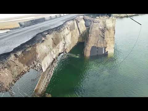 Последствия взрыва моста в Геническе! Машина с людьми под мостом.