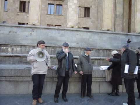 აქია პარლამენტის შენობასთან