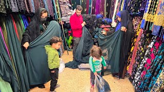 Download Lagu Strenge winter, sterke moeders; kleren kopen voor de kleintjes MP3