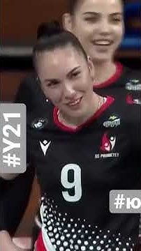 Волейболистка заигрывает с судьей. Волейболистка флиртует с судьей. Волейболистка заигрывает. Волейболистка заигрывает. Волейболистка заигрывает.