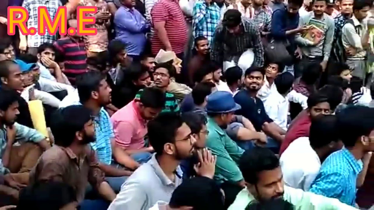 Geeta kumari (J.N.U)protesting in the favour of A.M.U