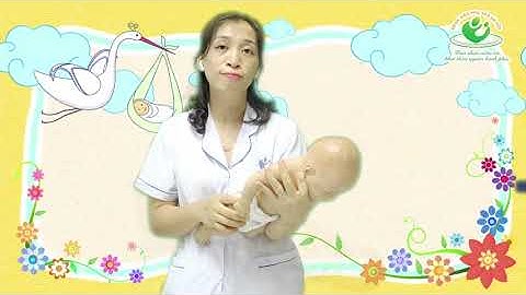 Hướng dẫn 7 bước sơ cứu trẻ sặc sữa