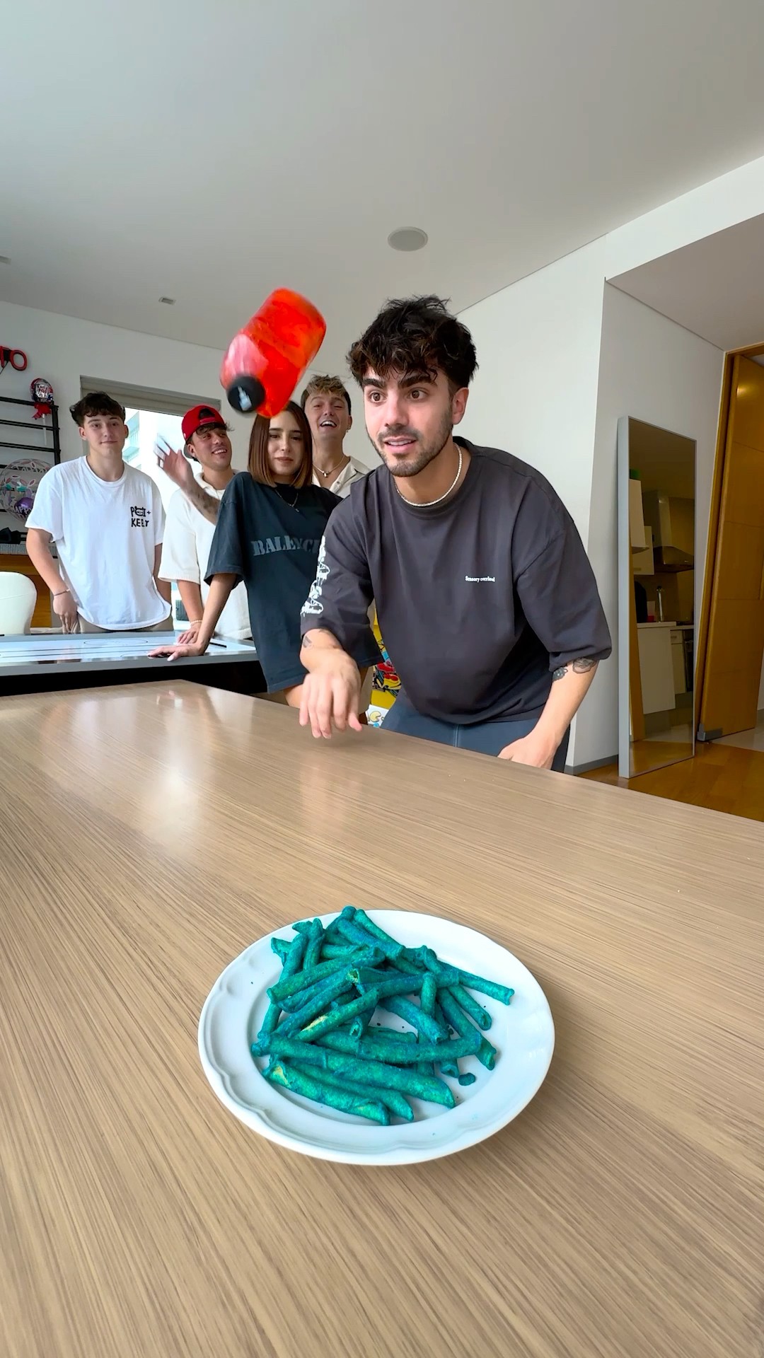 Si giras la botella puedes comer Takis azules!