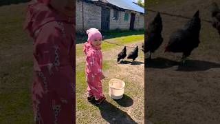Дочка кормит курочек в деревне 🐣
