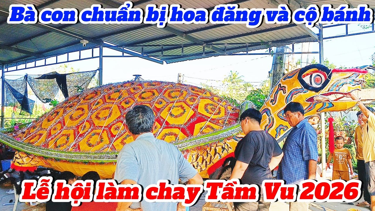 Bà con làm Hoa Đăng và cộ bánh chuẩn bị Lễ hội làm chay Tầm Vu 2026
