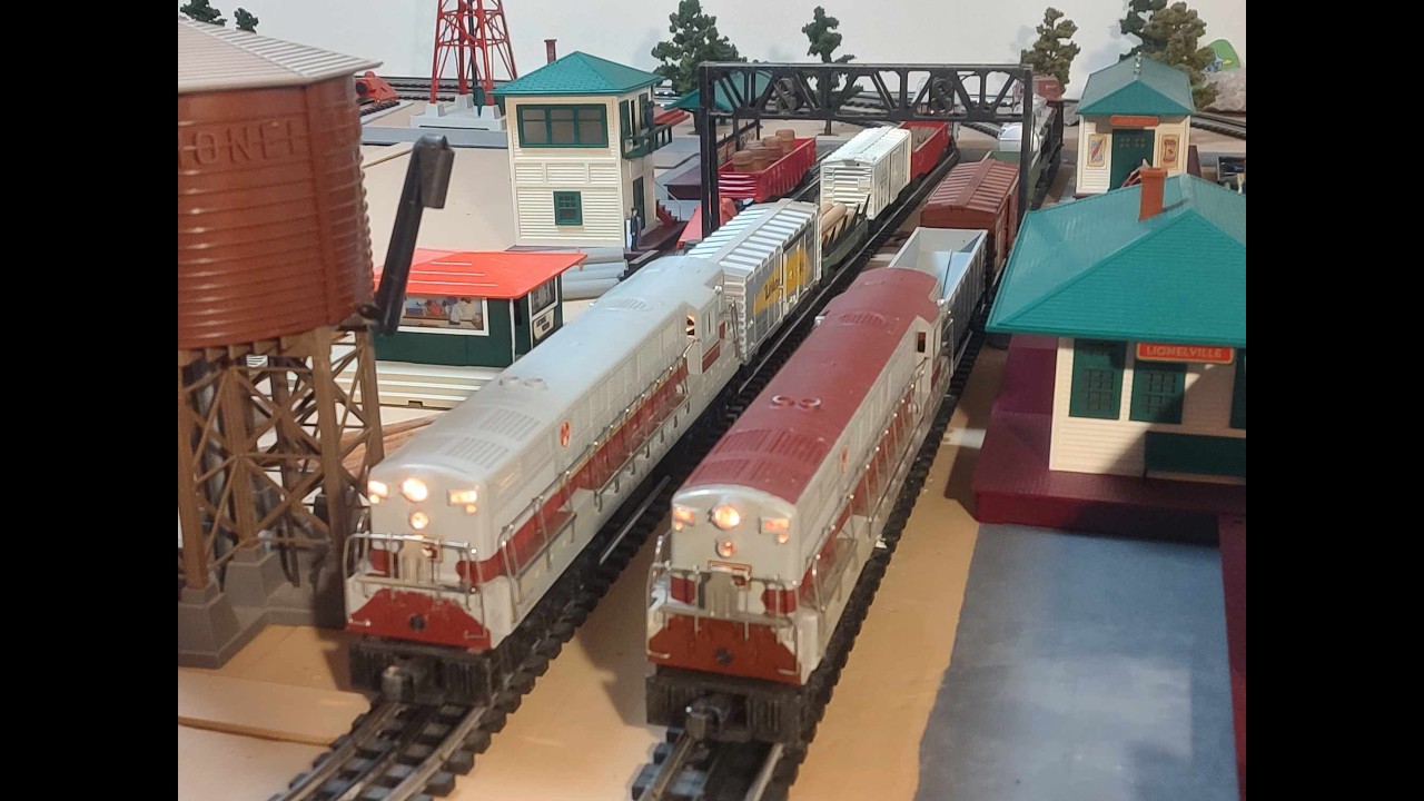 Паровозы Lionel 2321 Trainmaster возглавляют послевоенные грузовые составы 2219W и 2223W.