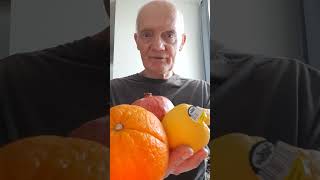 🍊🍋❤️ Drei Riesen, eine Hand – das Vitamin-Trio!🍊 Granatapfel, Orange, Zitrone – kaum zu halten! 😄