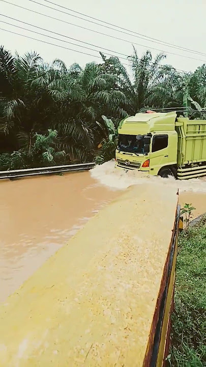 Truck Hino Lewati Banjir Dengan Santainya#shorts#shortsfund #shortsfunny #shortvideo