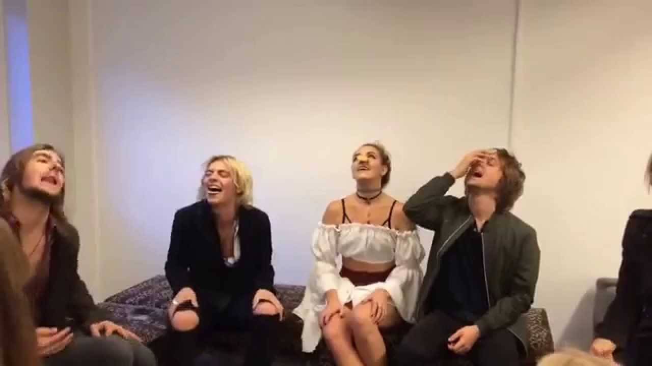 COOKIE CHALLENGE WITH R5 (Bella&Filippa)