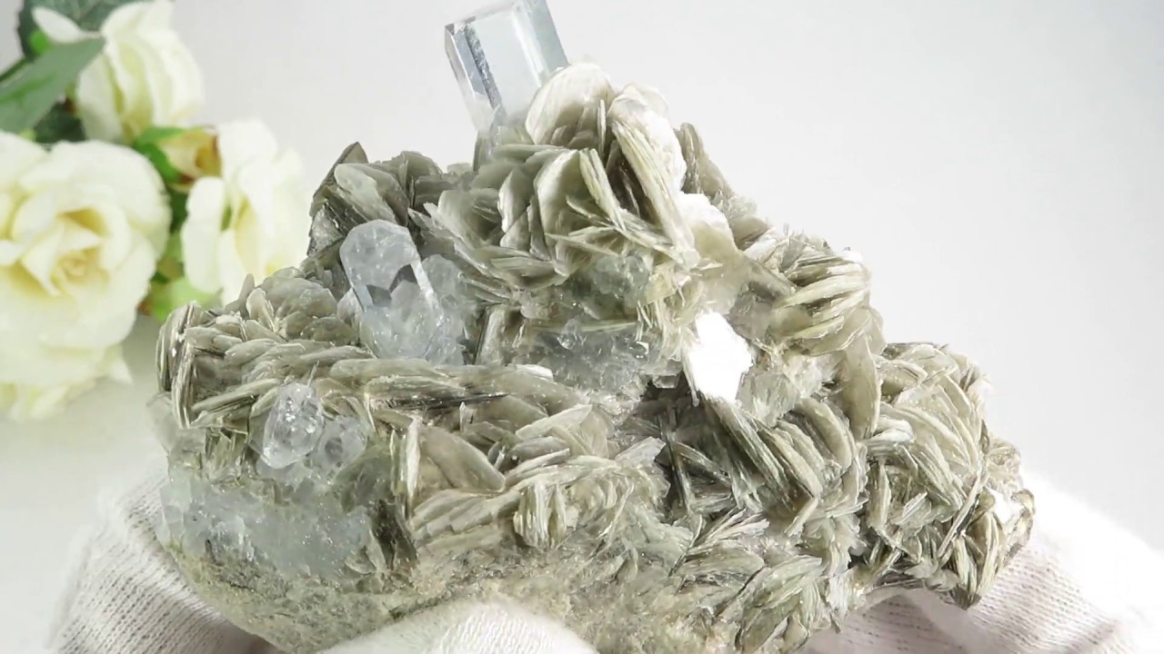 パキスタン ナガル産 アクアマリンの母岩付き結晶（原石） - YouTube