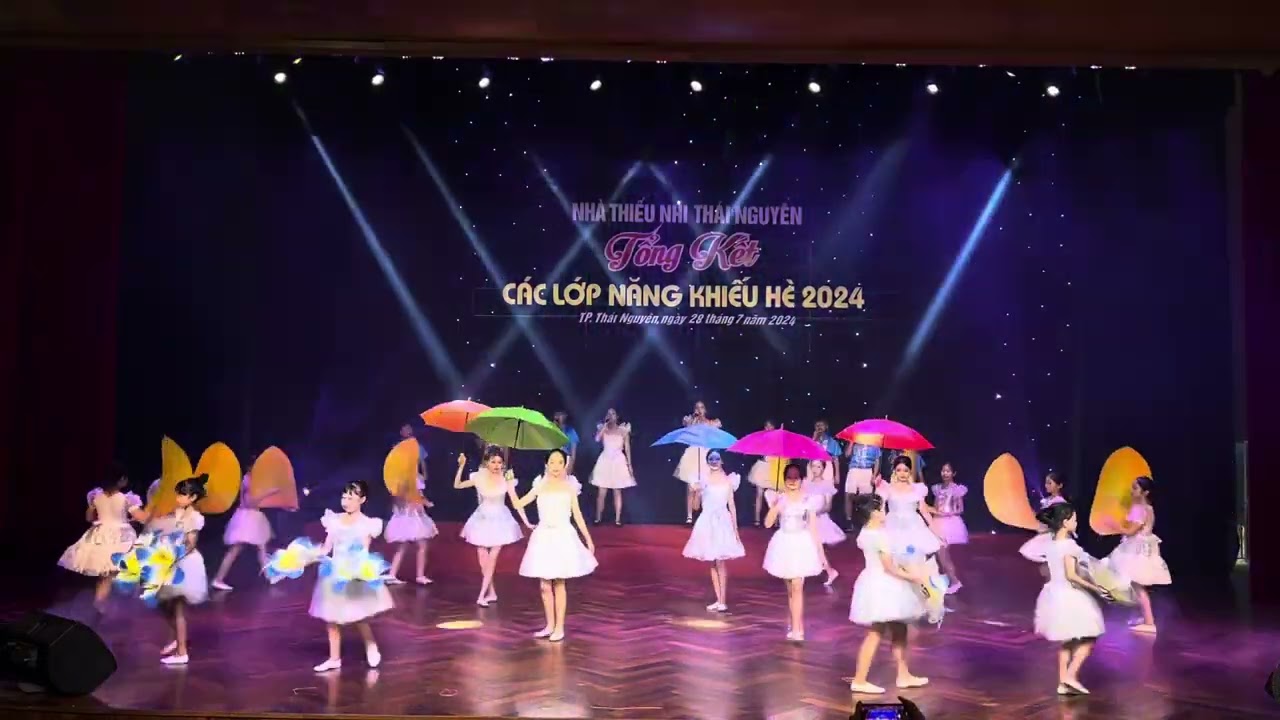 Hát múa “Tiếng chuông và ngọn cờ - Em như chim câu trắng” - CLB Nghệ thuật Nhà thiếu nhi Thái Nguyên