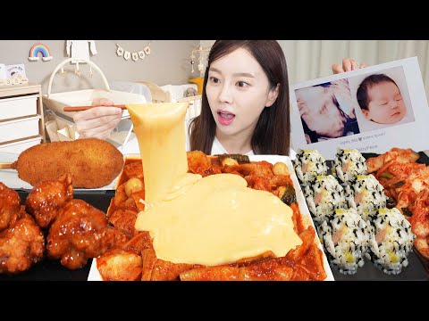 <strong>아가방</strong> 룸투어 😆 매운 엽기떡볶이에 치즈 가득 🧀 주먹밥 치킨까지 먹방 Spicy Yeopgi Tteokbokki with Cheese Mukbang ASMR Ssoyoung