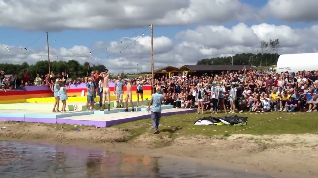 Nøgen kanoræs ved Smukfest i Skanderborg - YouTube