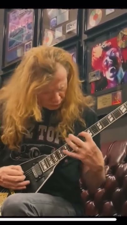 Dave Mustaine being a guitar legend. #guitar #shots