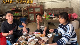 阿輝買一頭豬80公斤帶老婆和女兒去深望岳父母，做了15個桌飯請鄰居來吃很熱鬧